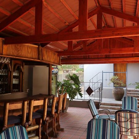 Hotel Pension Etambi Виндхук Экстерьер фото