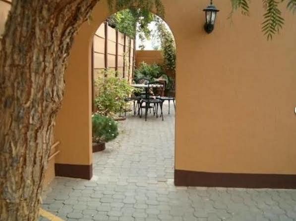 Hotel Pension Etambi Виндхук Экстерьер фото