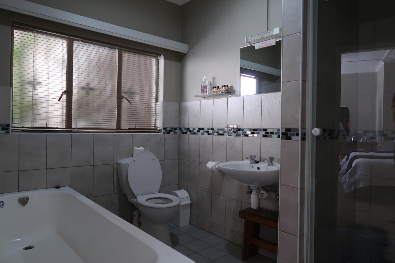Hotel Pension Etambi Виндхук Экстерьер фото