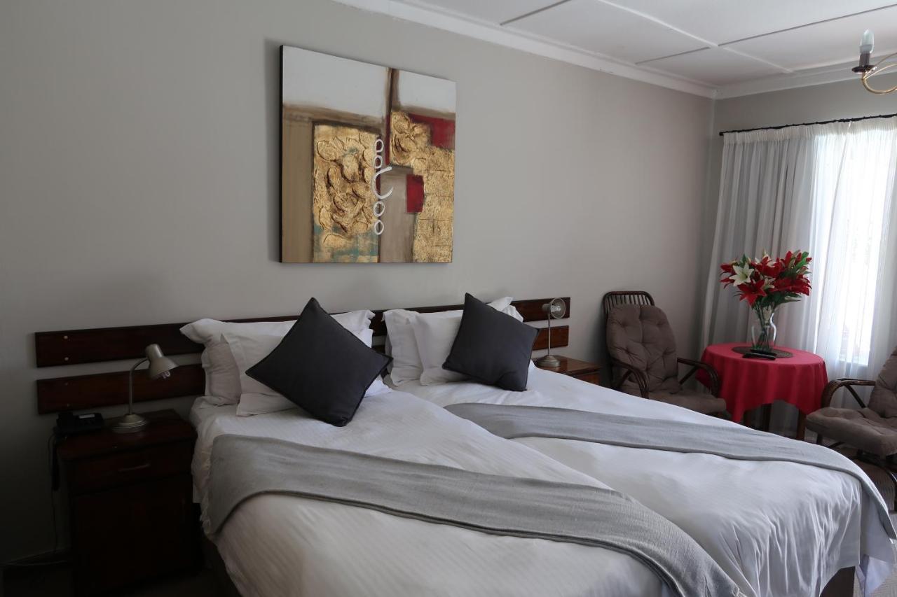Hotel Pension Etambi Виндхук Экстерьер фото