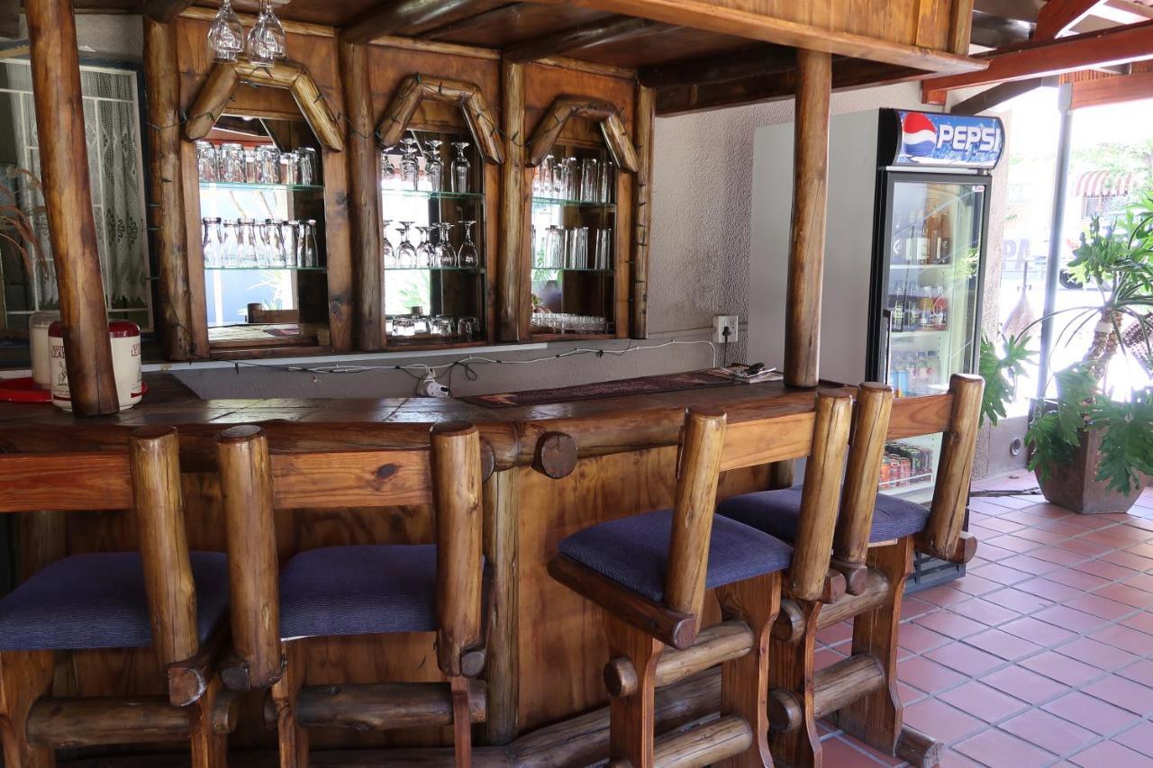 Hotel Pension Etambi Виндхук Экстерьер фото