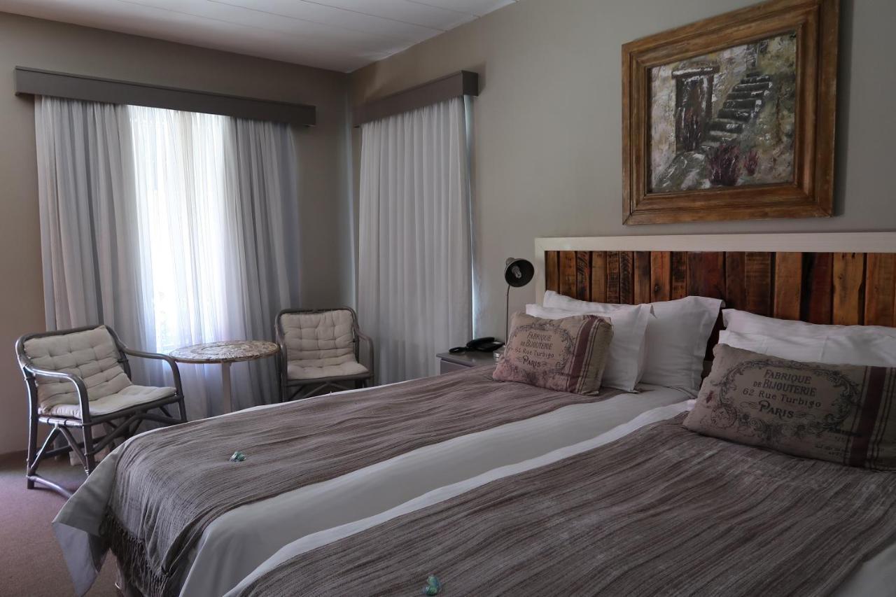 Hotel Pension Etambi Виндхук Экстерьер фото