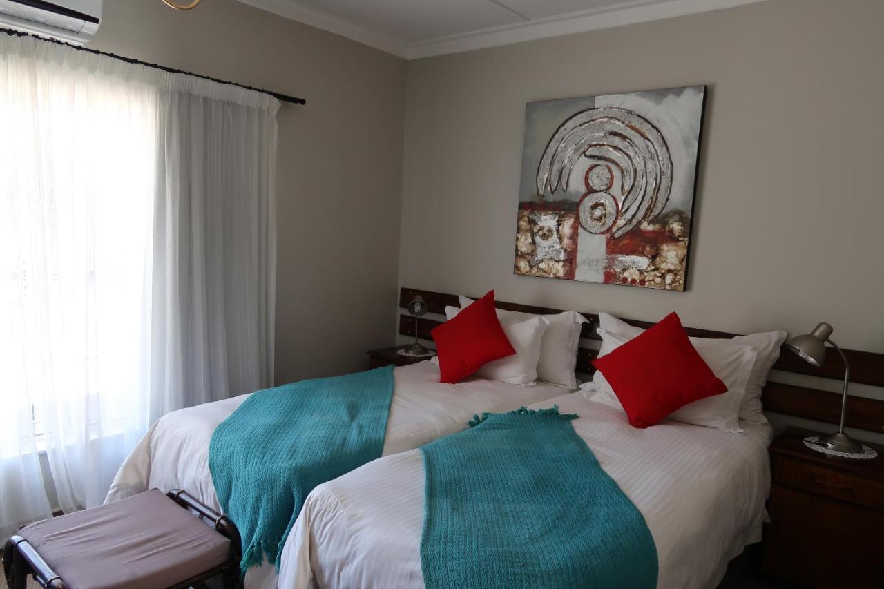 Hotel Pension Etambi Виндхук Экстерьер фото