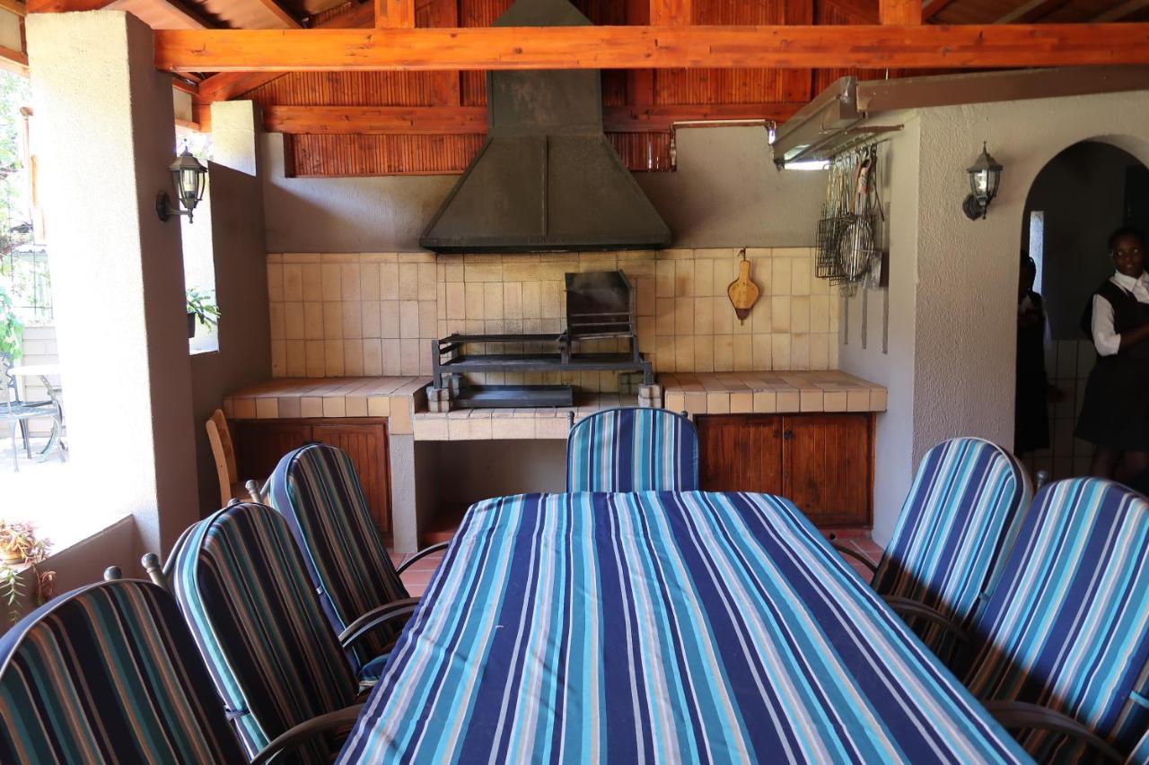 Hotel Pension Etambi Виндхук Экстерьер фото