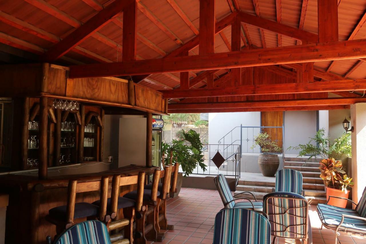 Hotel Pension Etambi Виндхук Экстерьер фото