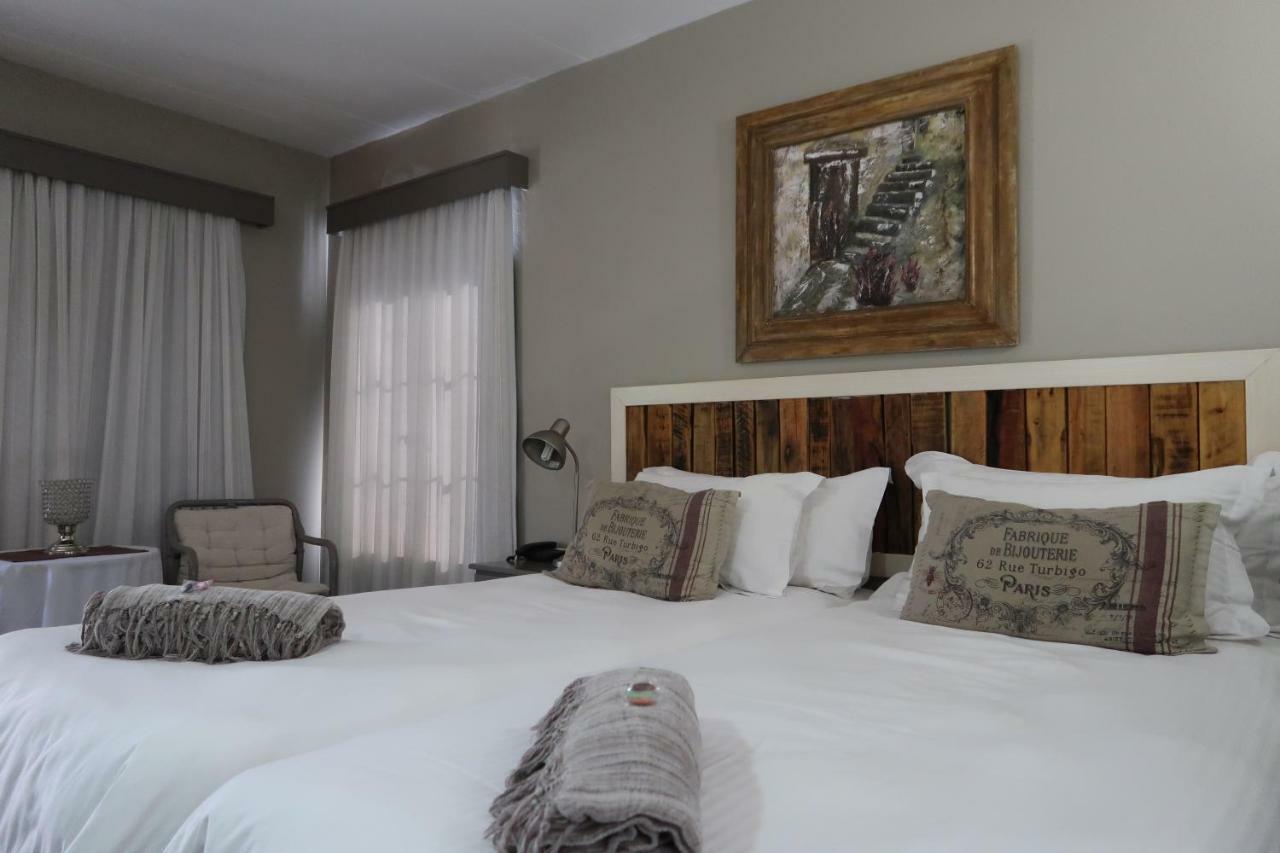Hotel Pension Etambi Виндхук Экстерьер фото