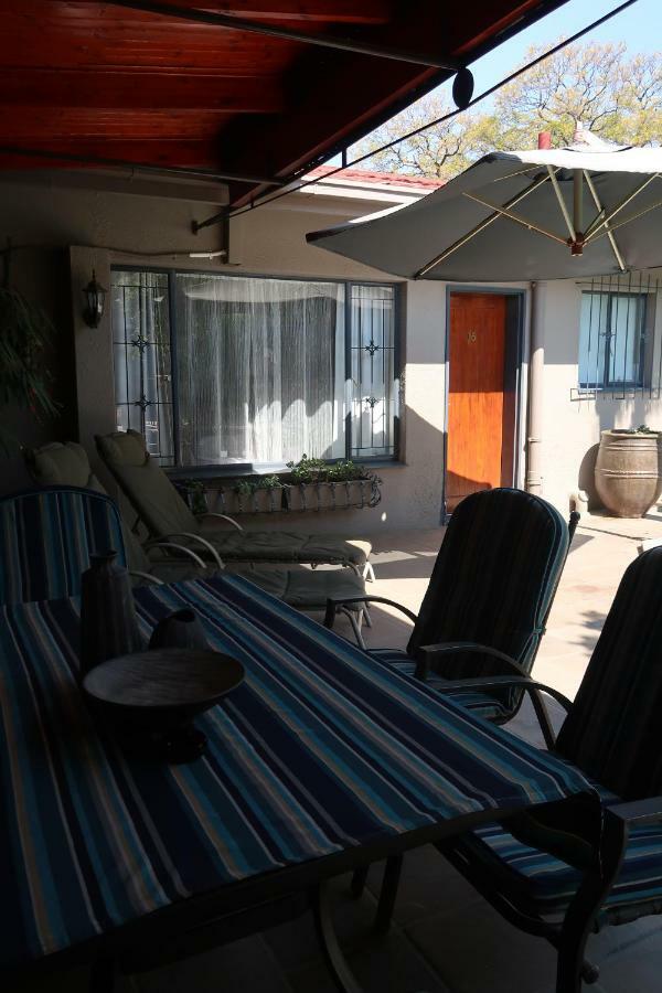 Hotel Pension Etambi Виндхук Экстерьер фото