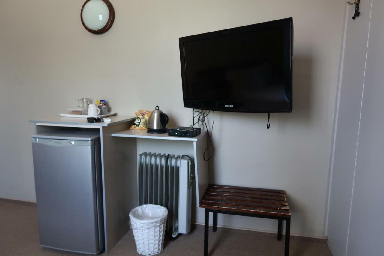 Hotel Pension Etambi Виндхук Экстерьер фото